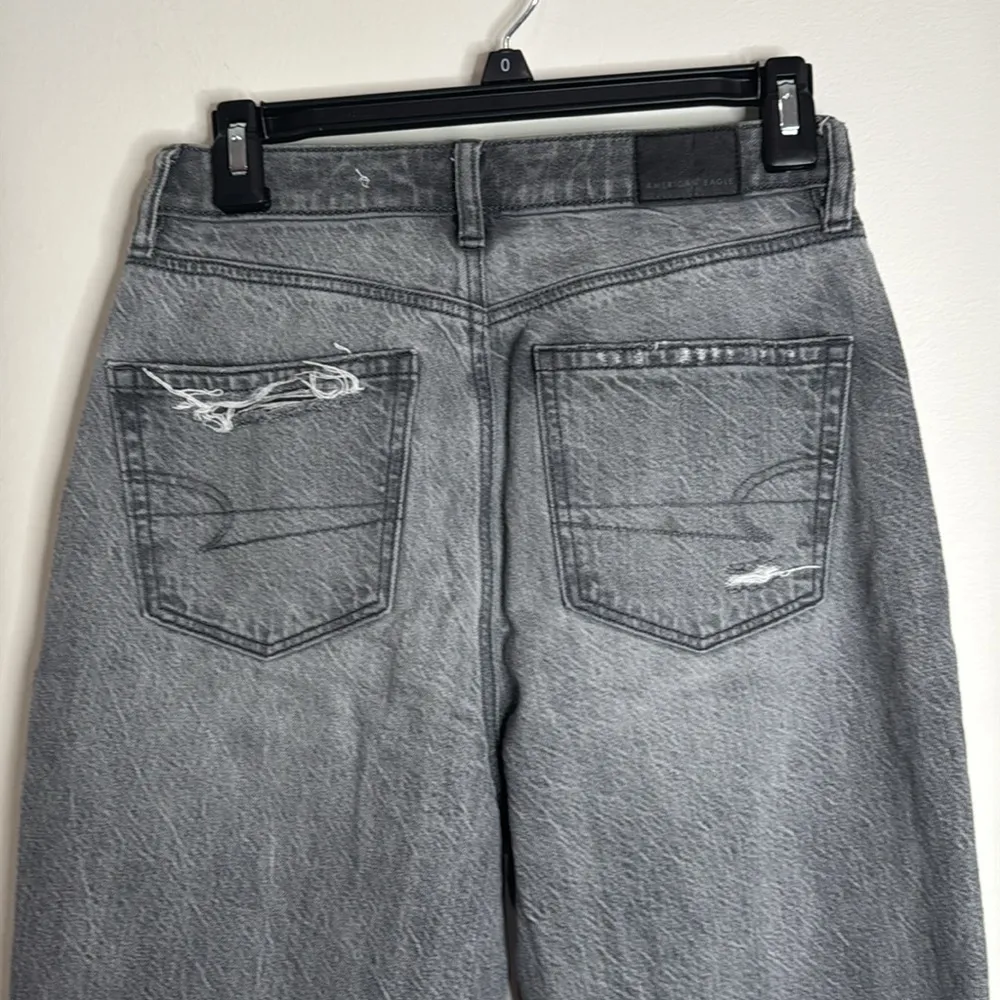 American Eagle Gray Distressed Mom Ankle Cropped Faded Jeans Size 2 short - Image 4