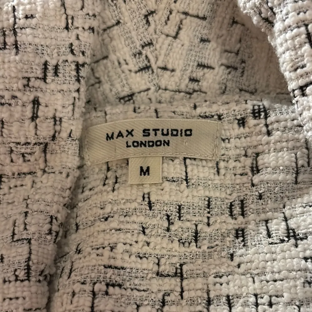 Max studio London size medium white and black cardigan - Image 3