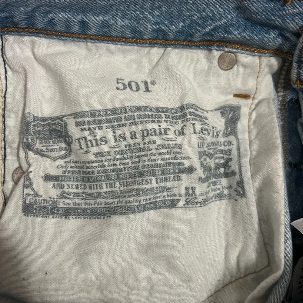 Light wash Levi shorts with some cute beading - Image 4