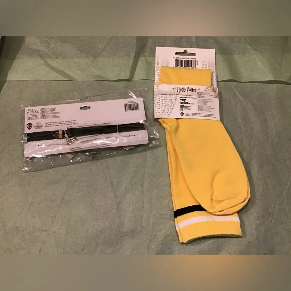 Harry Potter Hufflepuff socks & interchangeable charm choker-new - Image 2