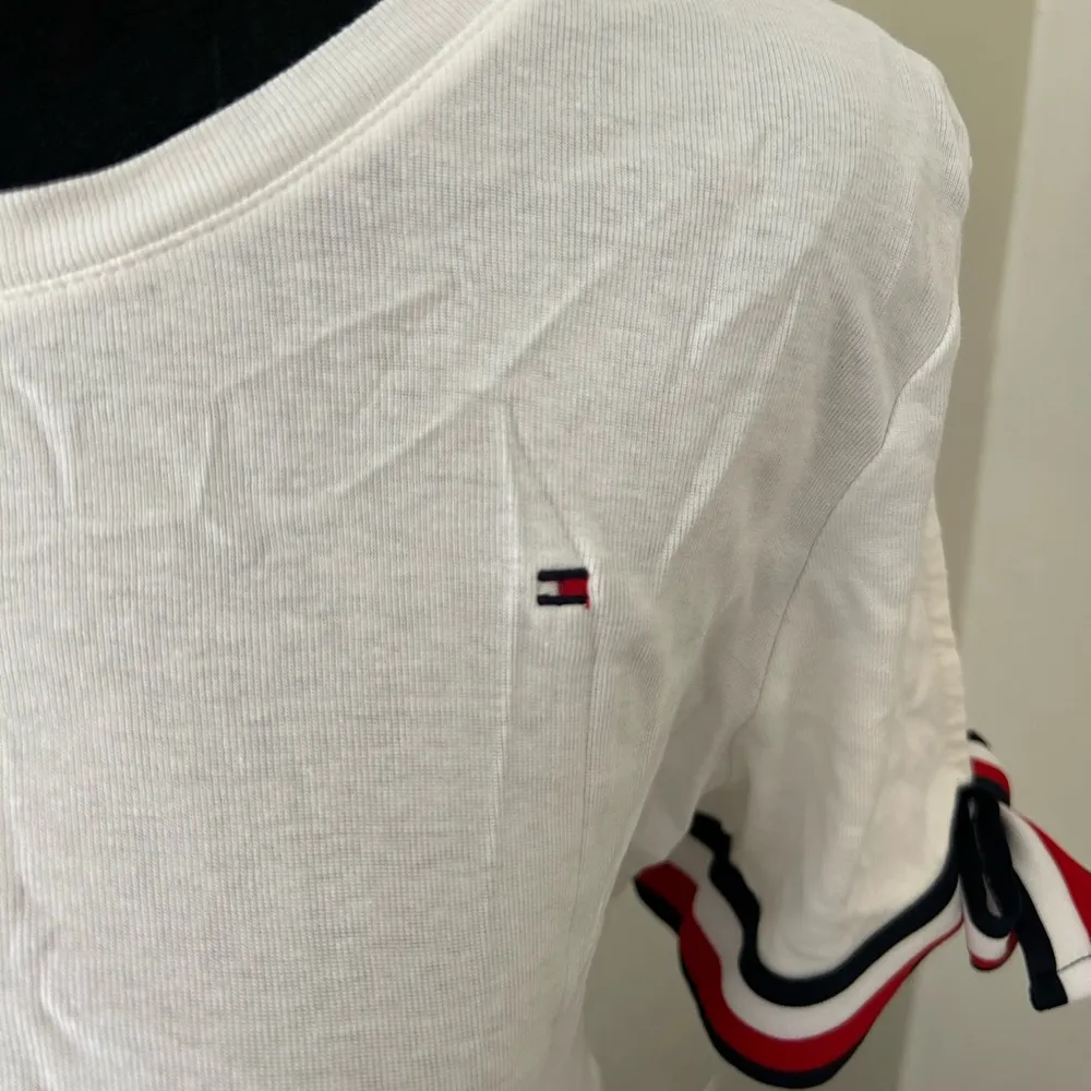 White Tommy Hilfiger split sleeve w/ bows - Image 4