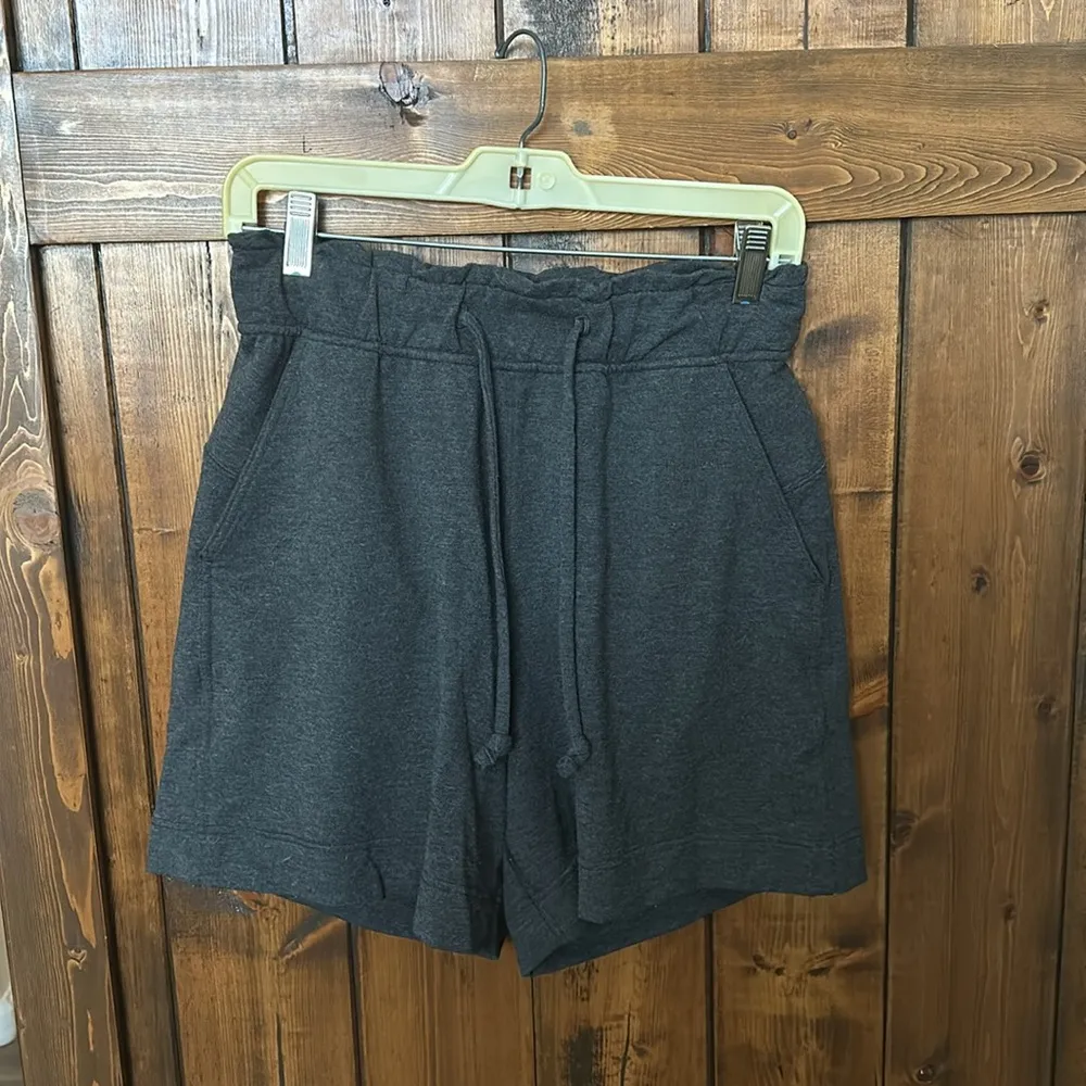 Lululemon Hello Sunday Short, Size 6 - Image 4