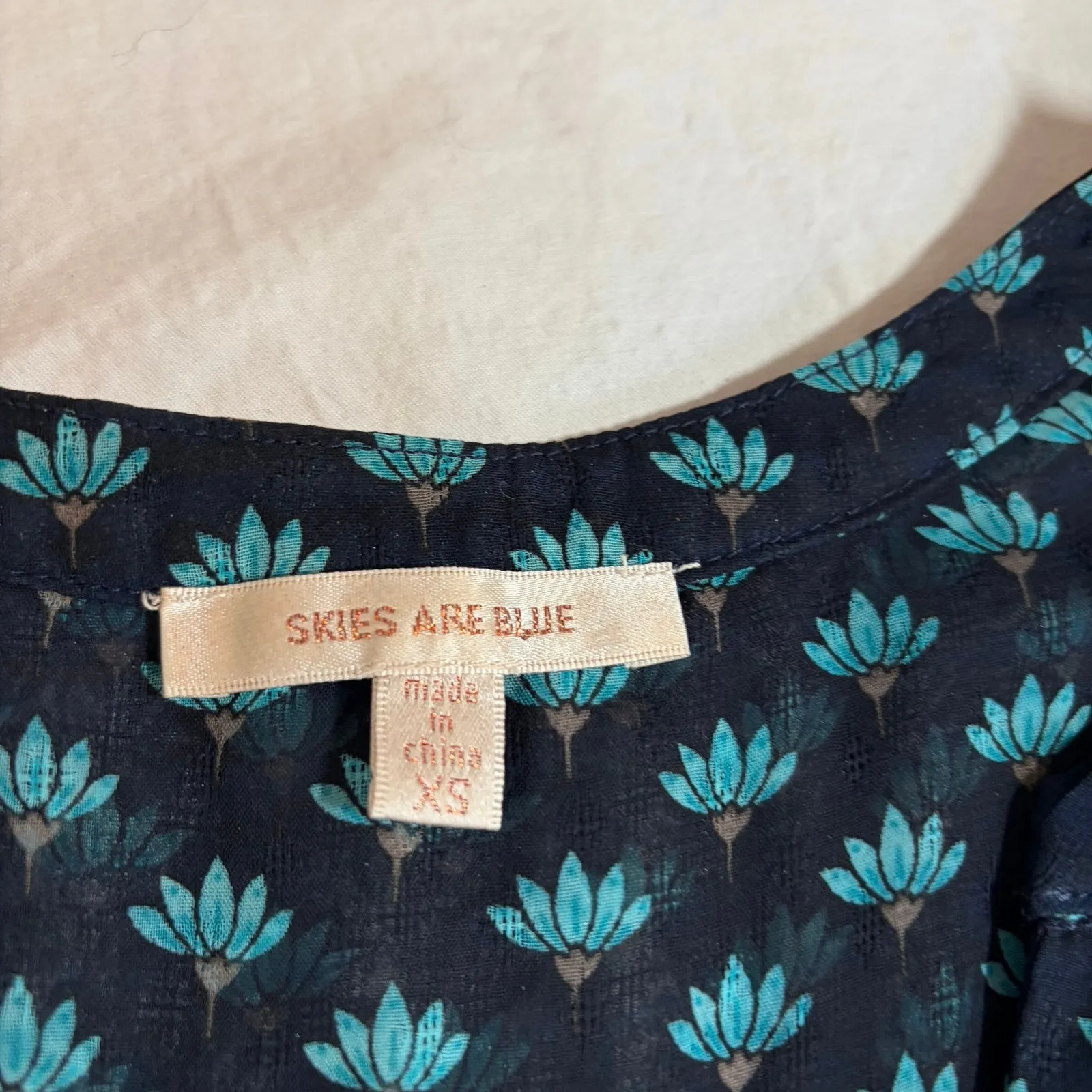 Skies are Blue women’s flowy sheer 3/4 sleeve 2 layer top. Size XS blue floral - Image 2