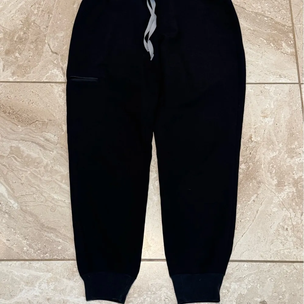 FIGS Black high waisted Scrubs pants with Drawstring size small/p women's - Image 4