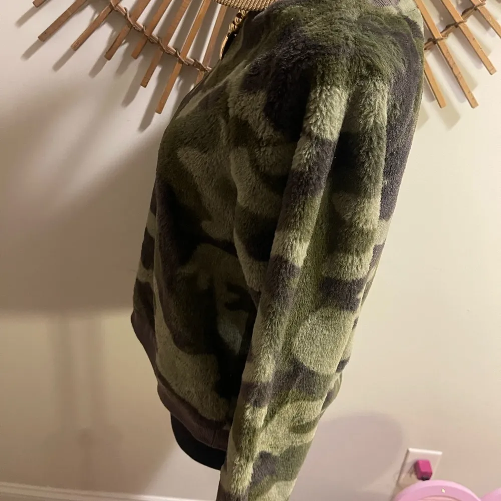 🆕Workshop Republic Clothing Faux Fur Camouflage Crew Neck Sweatshirt XS 💚 - Image 7