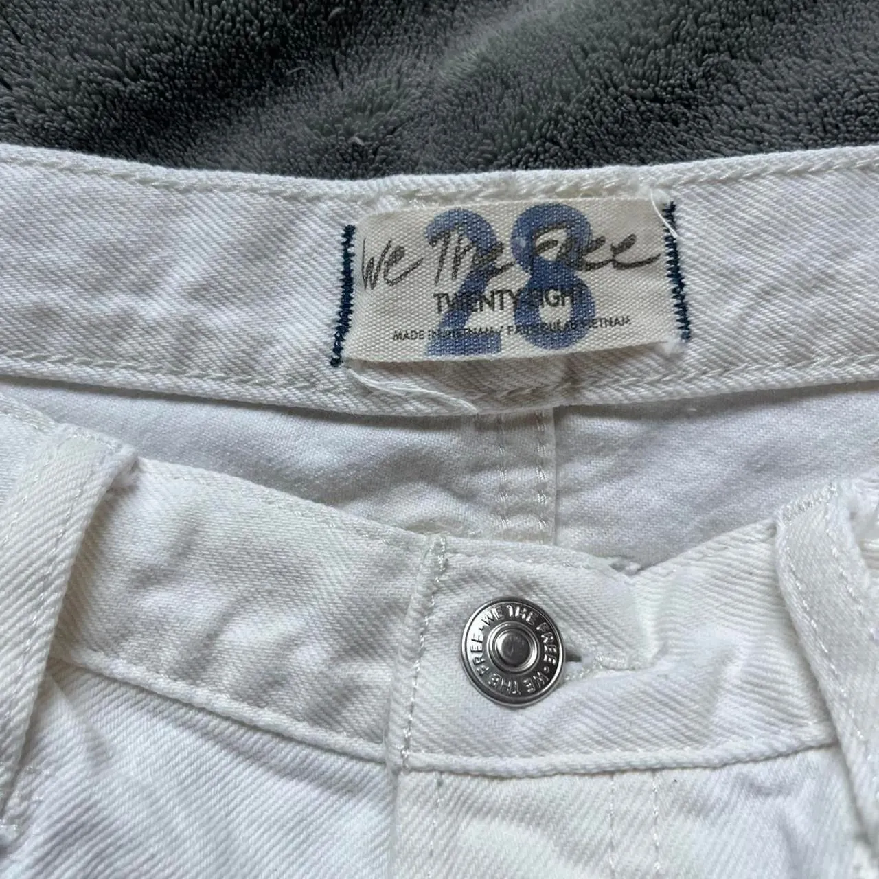 Free People We The Free white high rise distressed denim cutoff shorts size 28 - Image 4