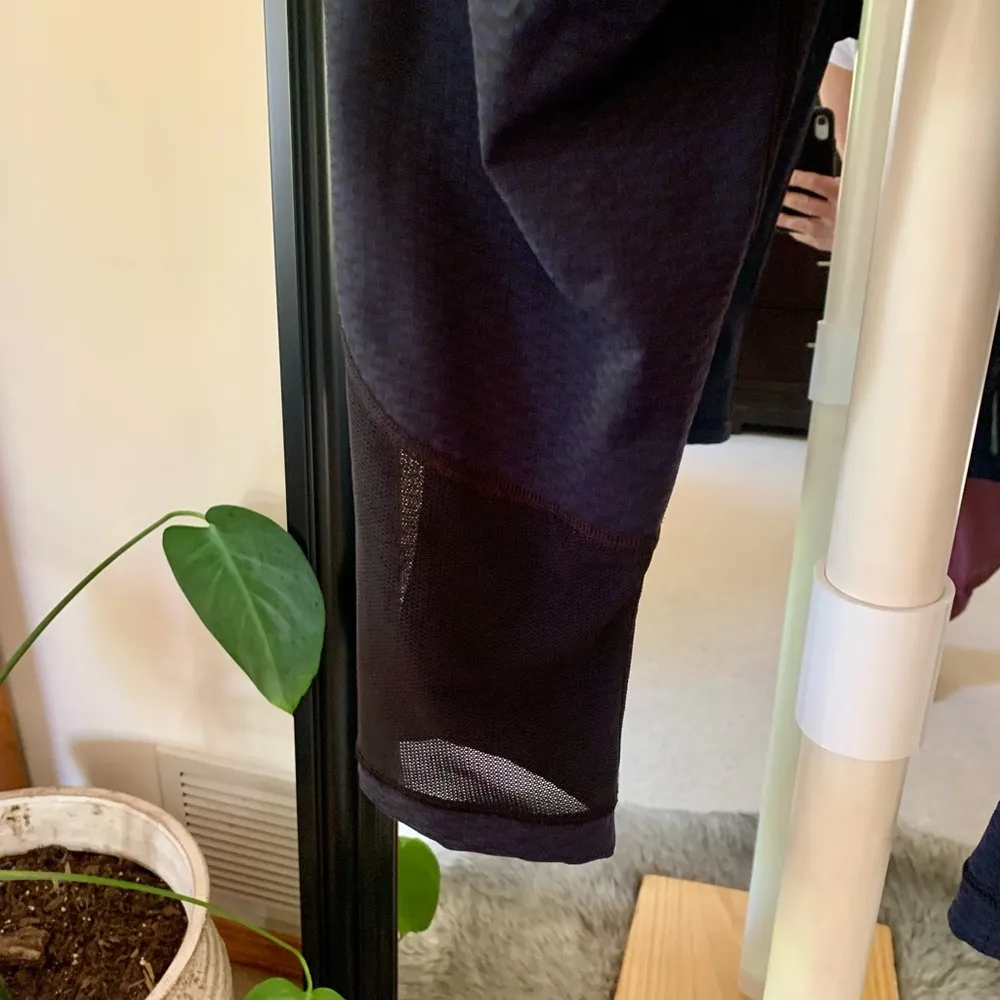 Lululemon Black & Blue Textured Capri Yoga Pants - Image 7