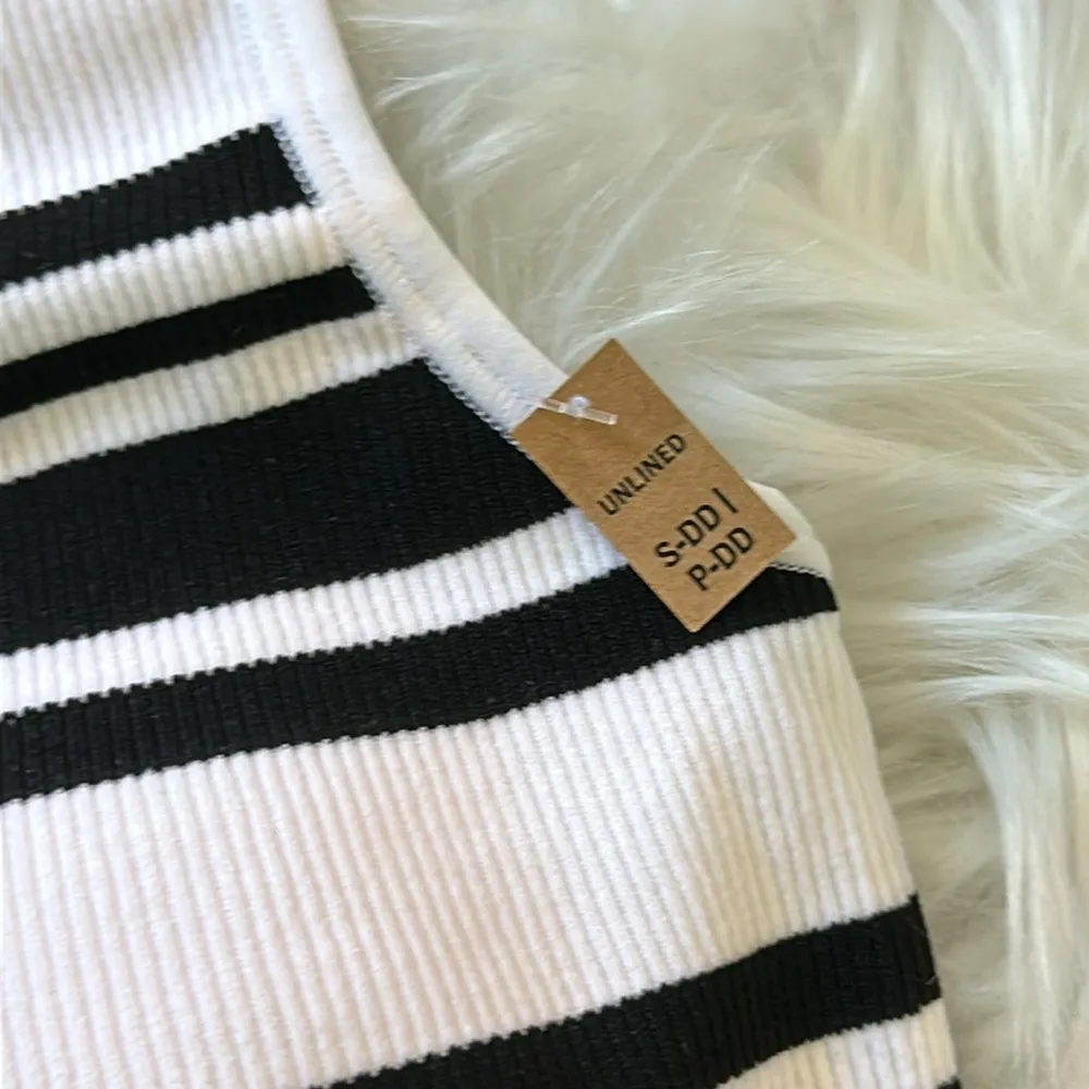 PINK BRALETTES & BRA TOPS
SEAMLESS HIGH-NECK BRA - Image 3