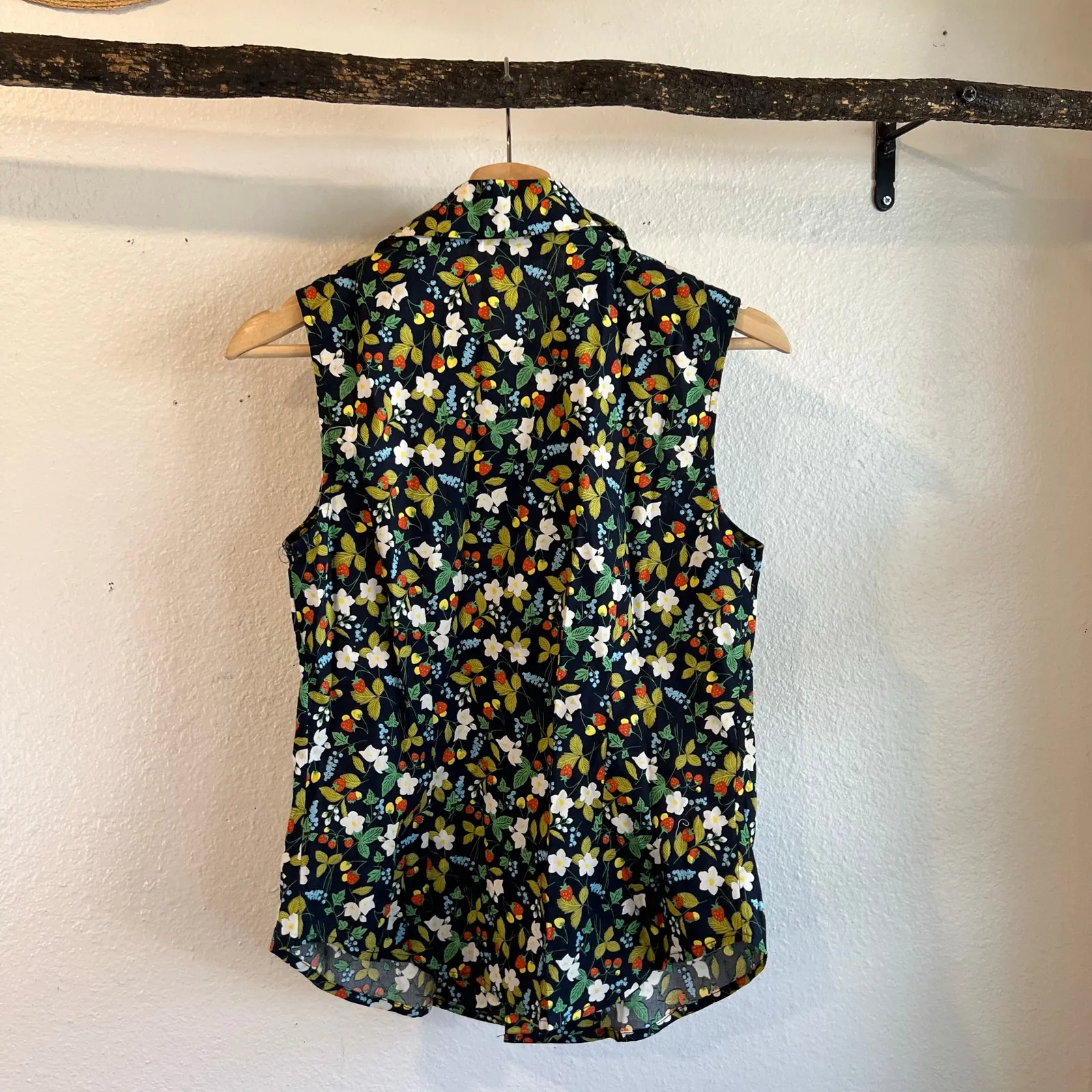 Unique Vintage Strawberry Cotton Print Sleeveless Button Down Blouse Size M - Image 3