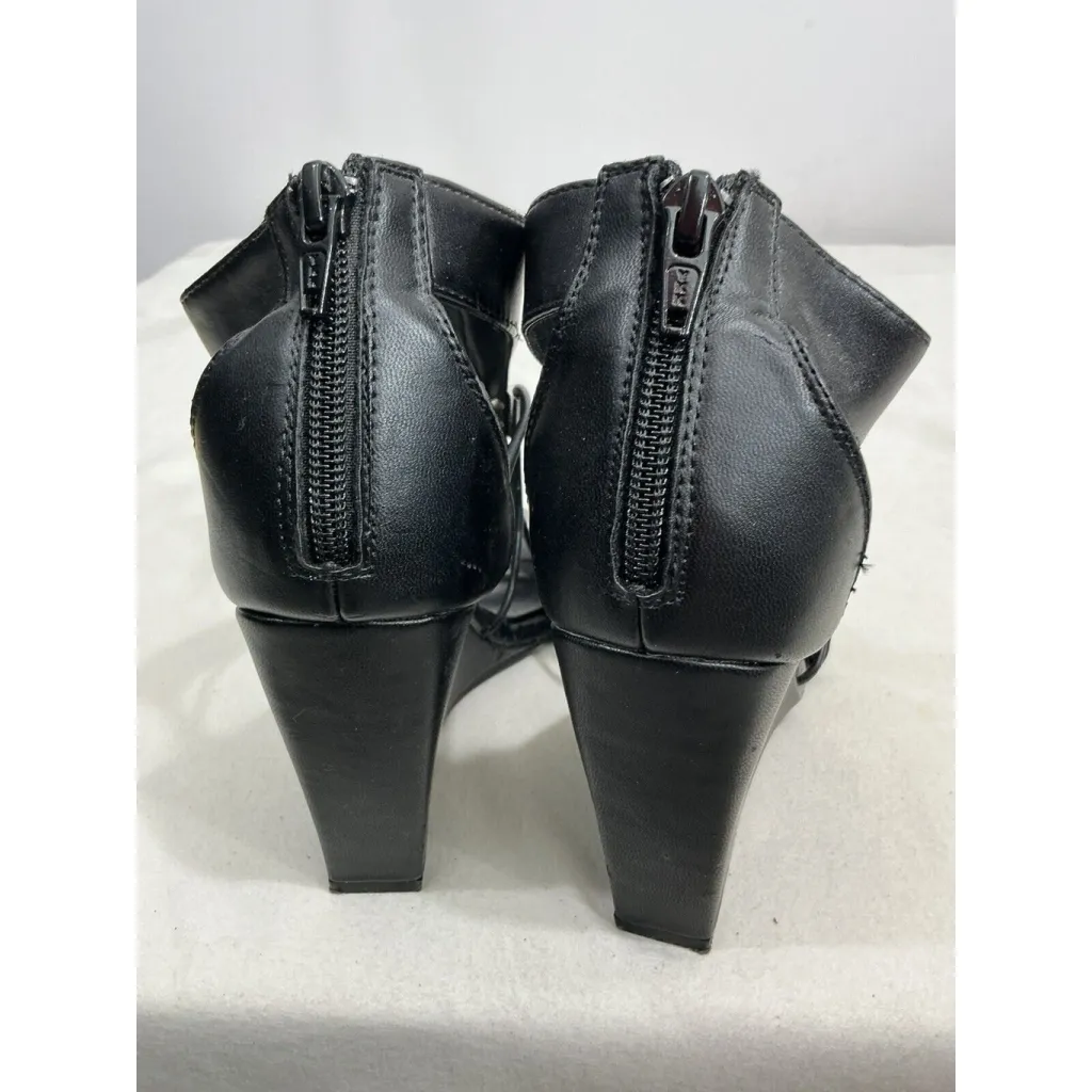 Womans Rock Republic Carlee Open Toe Wedge Black Faux Leather Slip On Sandal 7.5 - Image 5