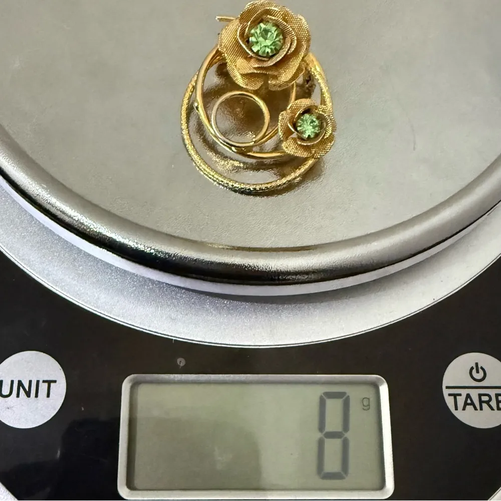 Vintage Unsigned Gold tone Peridot Green Rhinestone Birthstone Floral Brooch 8g. - Image 9