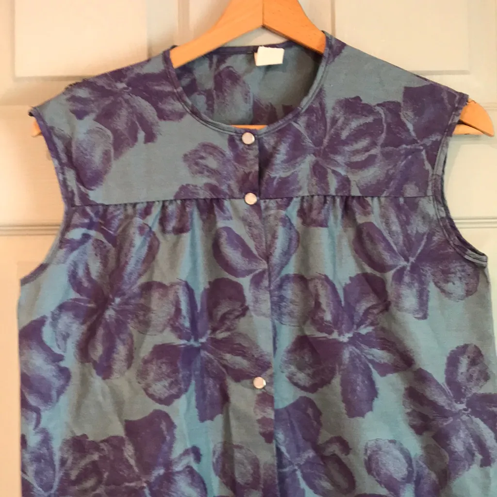 Vintage S USA Made Blue Purple Flowers Pearl Snap Button Sleeveless House Coat - Image 2