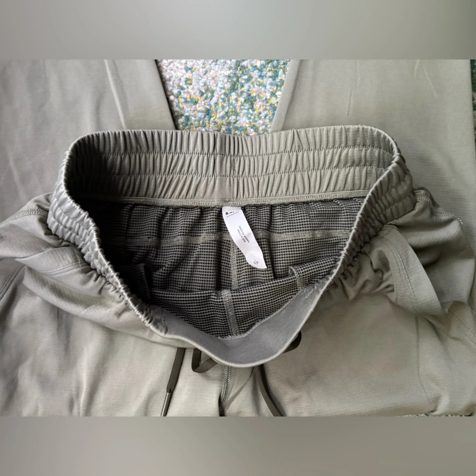 Helly Hansen tech lite athletic joggers, size small - Image 4