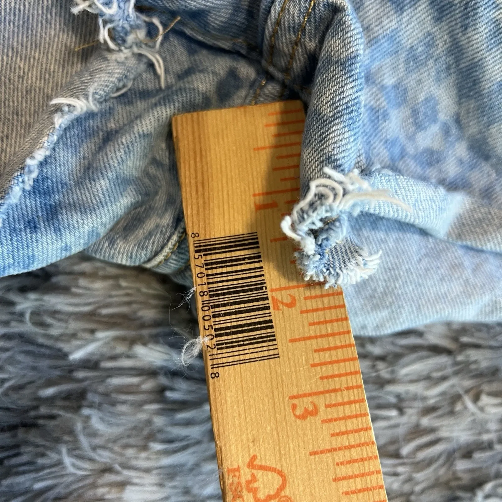 Levi's Women's‎ Hip Rise Harper Geo Laser 501 Denim Shorts  Light Wash Size 31. - Image 8