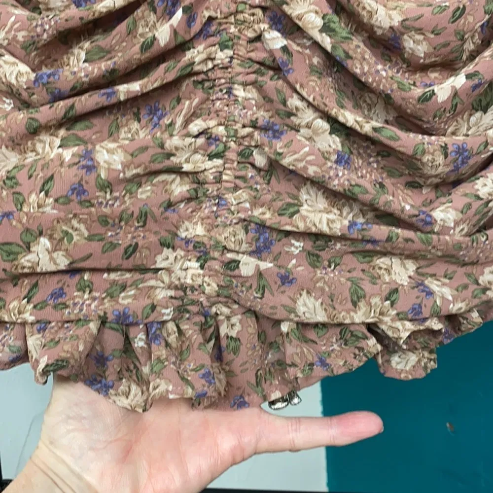 Astr the Label NWT puff sleeve ruched floral dress - Image 9