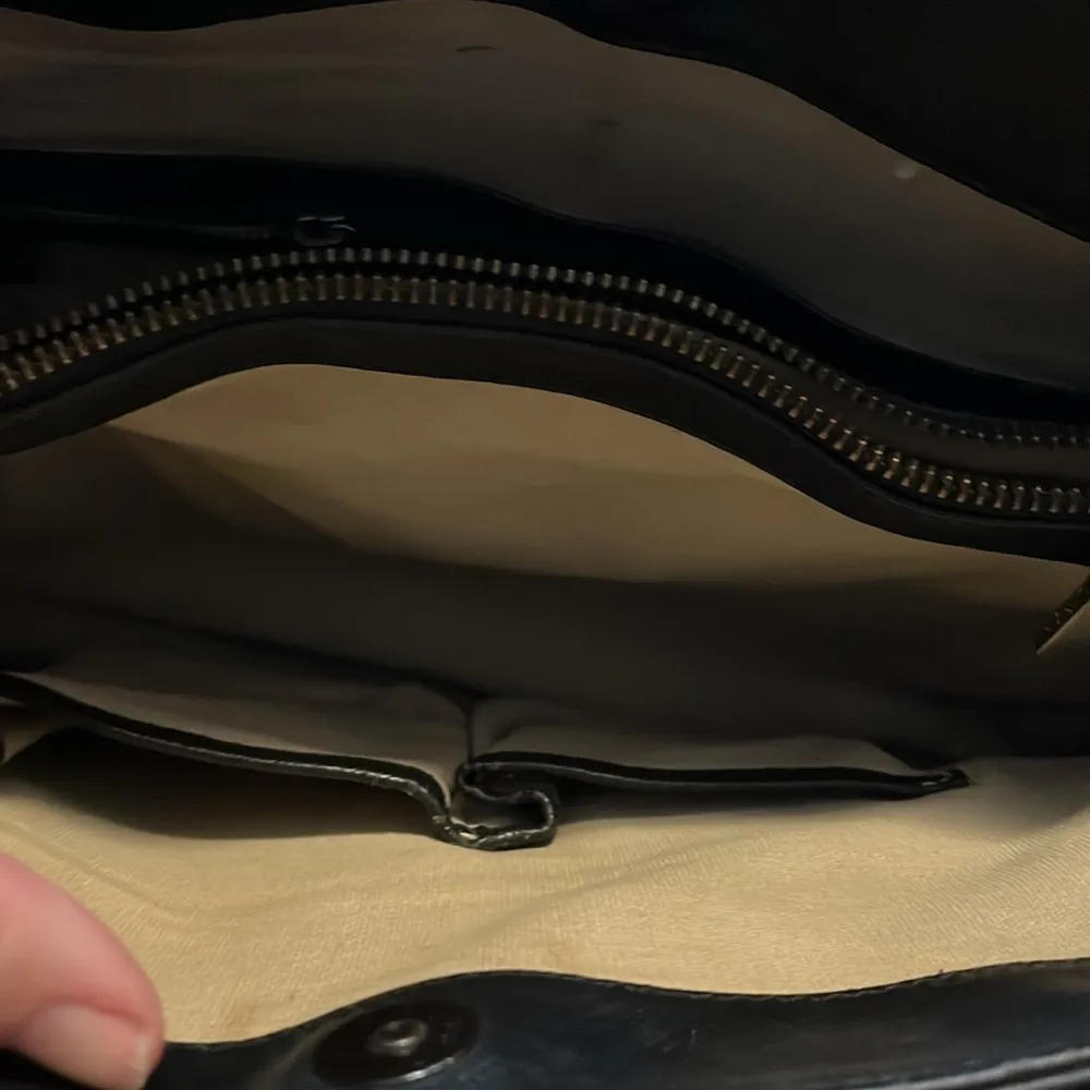 Tory Burch black leather handbag. EUC. - Image 2