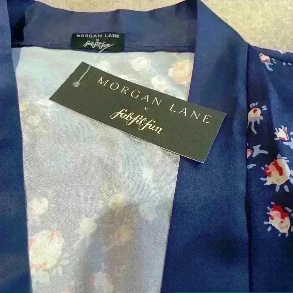 Morgan Lane x Fab Fit Fun Women’s NWT Size S/M Navy Blue Floral Satin Robe - Image 5