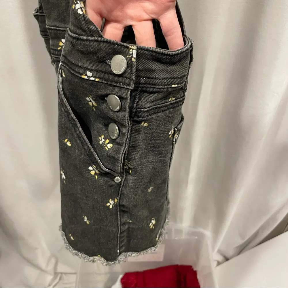 Cute dark denim buttercup floral overall shortys pockets Tinseltown - Image 6