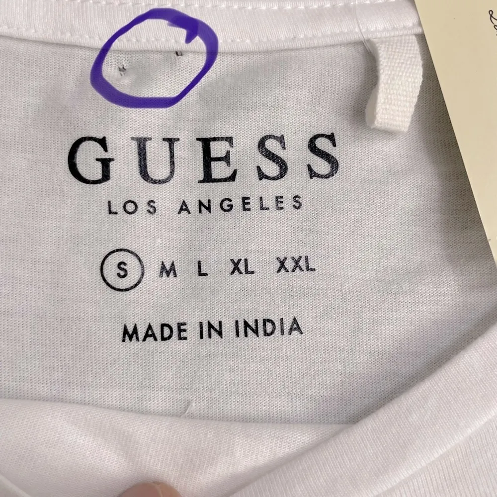 GUESS Women's Vintage Magazine Organic Cotton Short-Sleeve
Tee Size S - Image 12