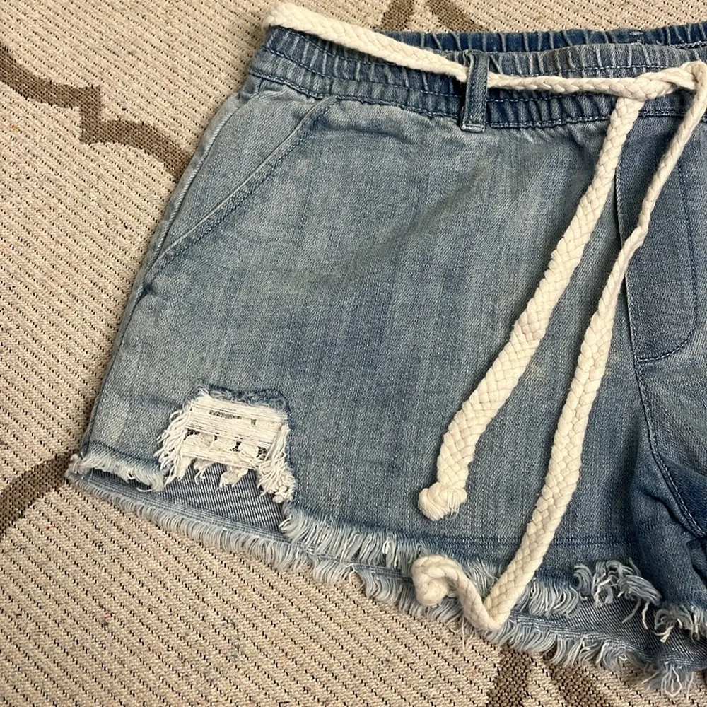 aerie Distressed Raw Hem Pull on Mini Light Wash Denim Shorts Size Small - Image 6