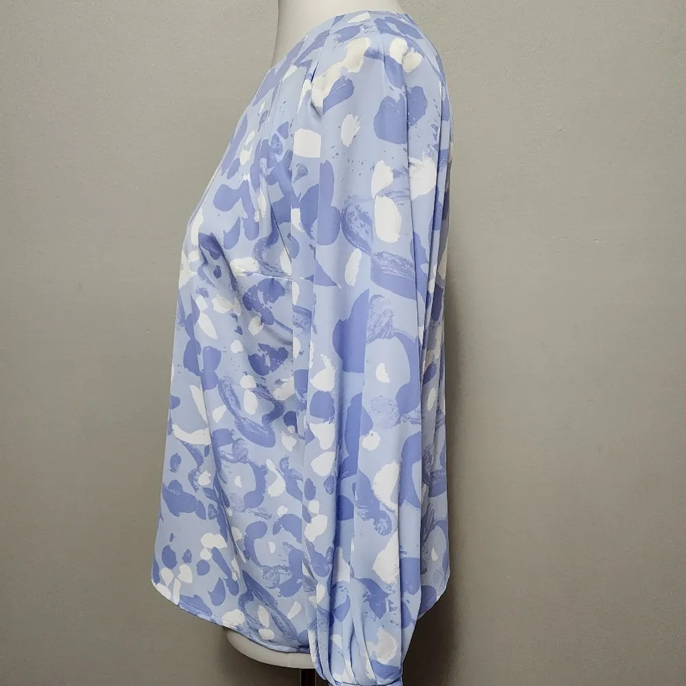 Nine West Downtown Periwinkle camo blouse size small - Image 5