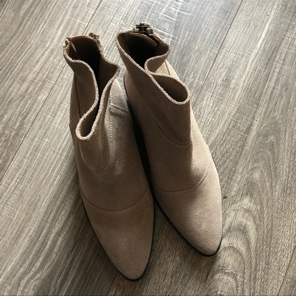 NWOB Black Suede Studio Tan Pointed Toe Ankle Boots Size 7 Brown - Image 12