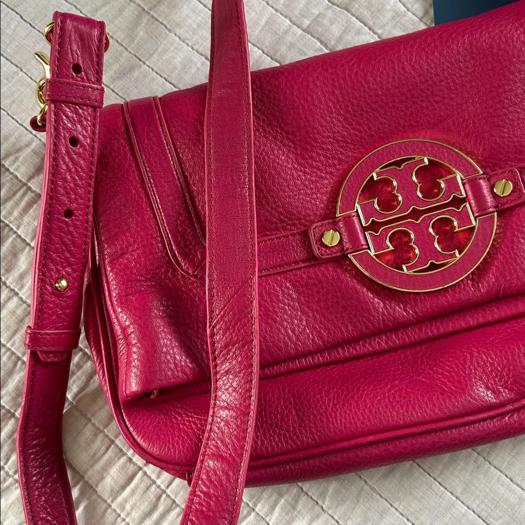 Tory Burch rare Amanda magenta gold logo Crossbody pebble leather fold over bag - Image 3