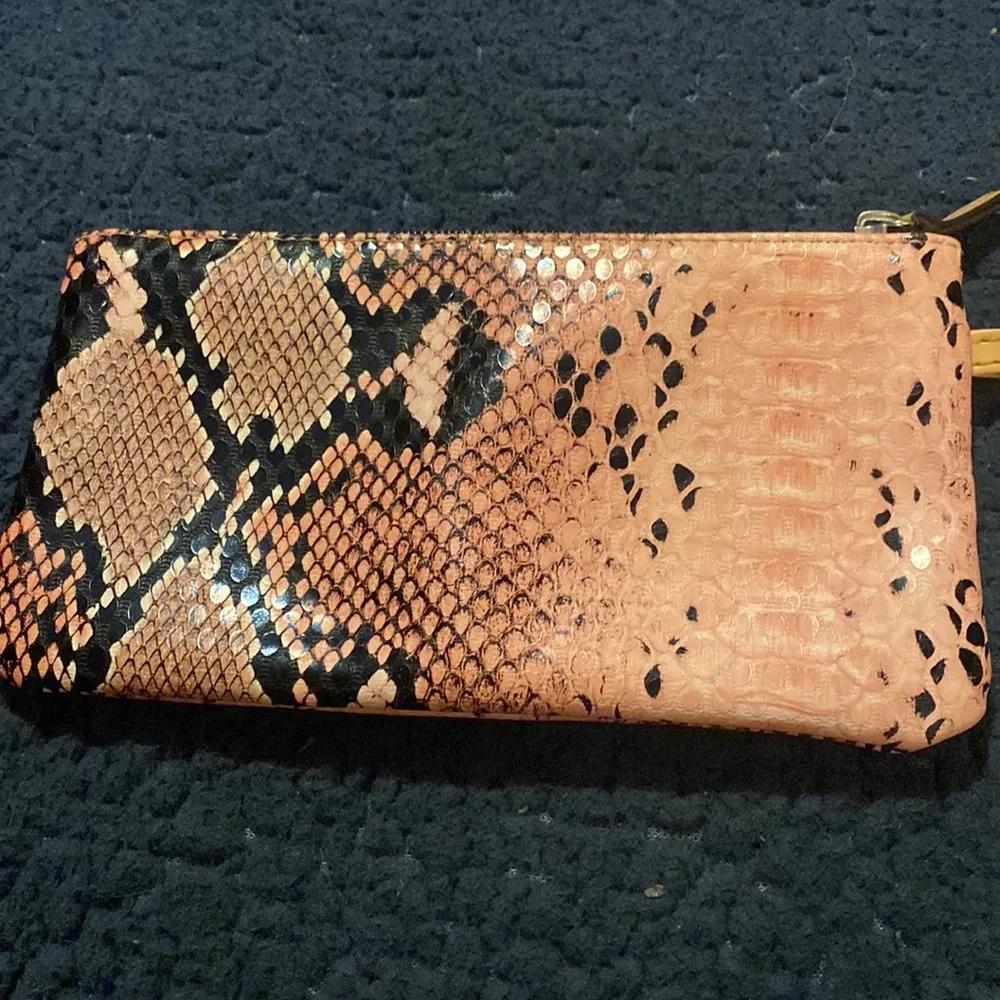 LONDON FOG Tan and Black Wristlet Snakeskin Design Clutch Pouch - Image 3