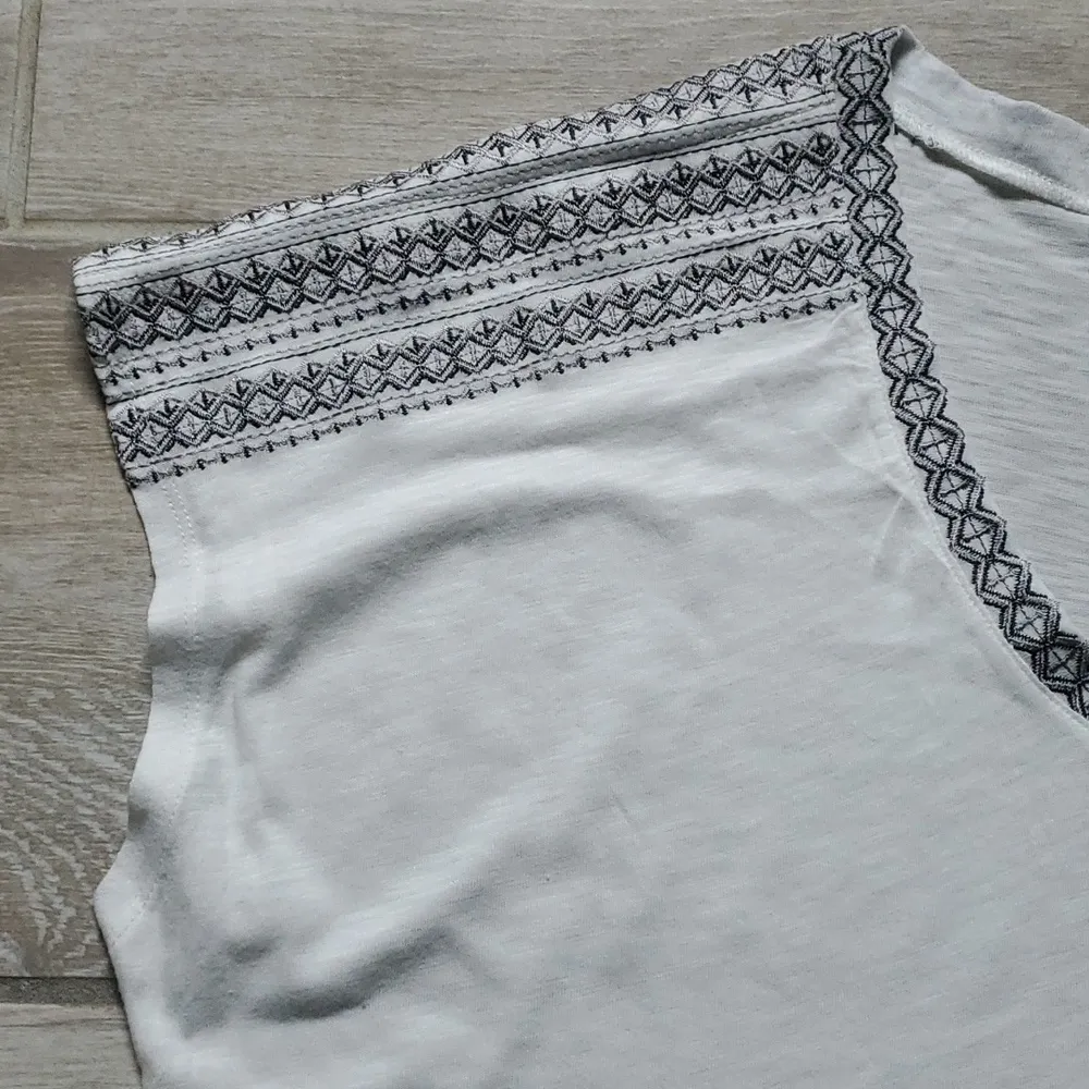 NWT Torrid Embroidered V-Neck Dolman Sleeve Short Sleeve Top - Image 4