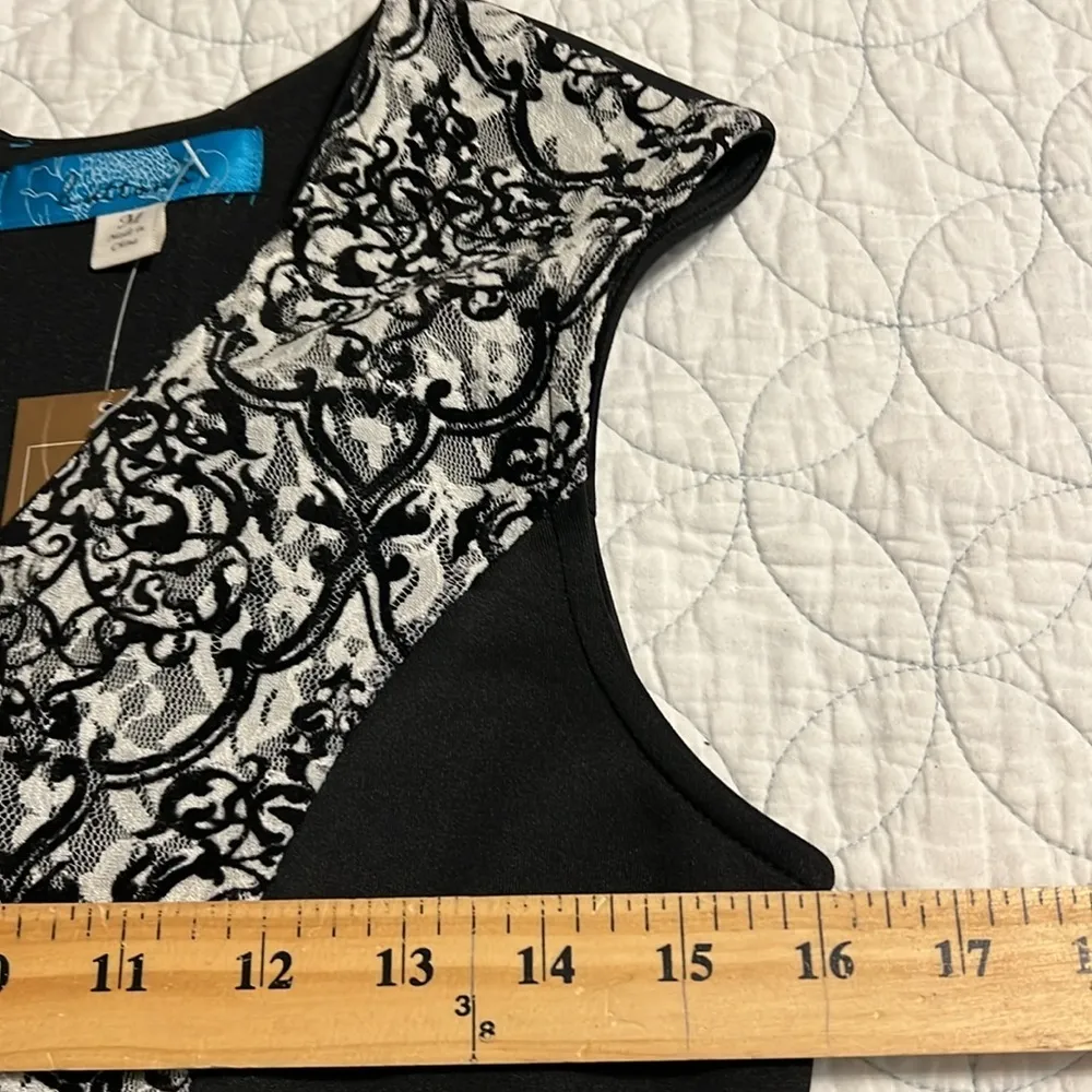 Francesca's size medium black and white v - Image 6