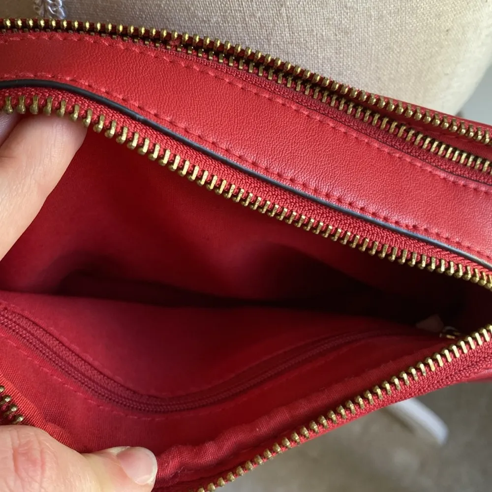 Red crossbody camera bag from Italy, faux leather - Image 10