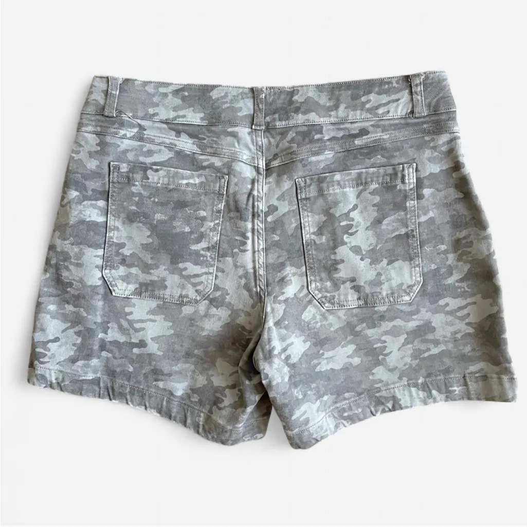 Spanx Twill 6” Camo Shorts in Size Large - Image 7