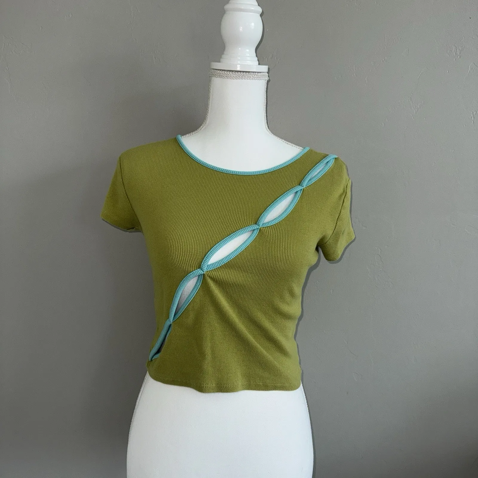 Wild Fable Woman’s Top Tee Sz M Lime Green Cut Outs Light Blue Trim Crop Ribbed - Image 4