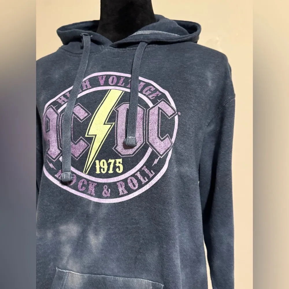 EUC AC/DC Blue and Purple Tie Dye High Voltage Rock & Roll 1975 Hoodie size M - Image 3