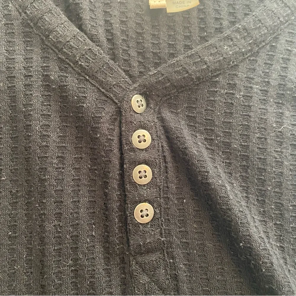 Chaser Black Waffle Knit Thermal Long Sleeve Button Cuff Top Size Medium - Image 4