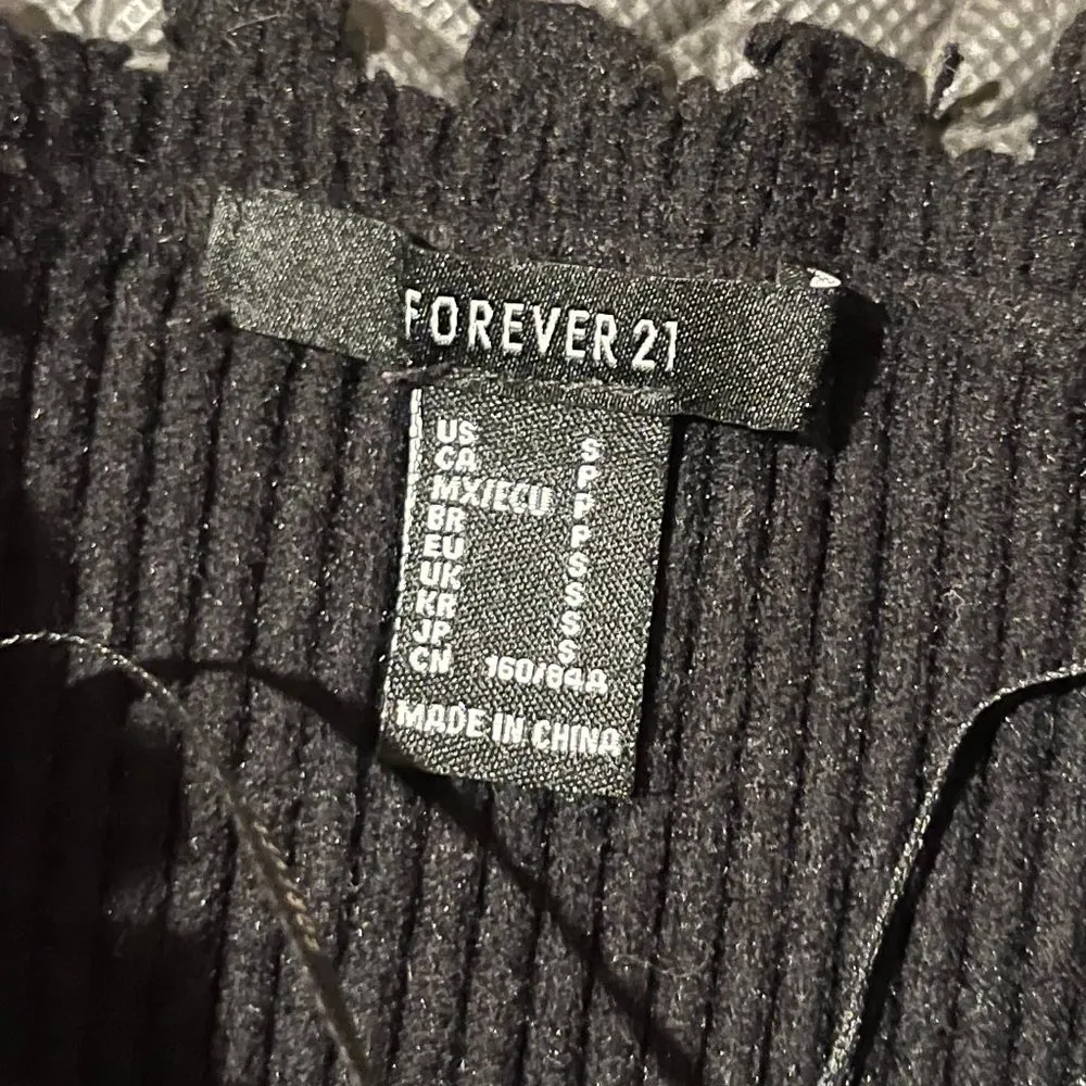 Forever 21 black off the shoulder cropped top size S - Image 3