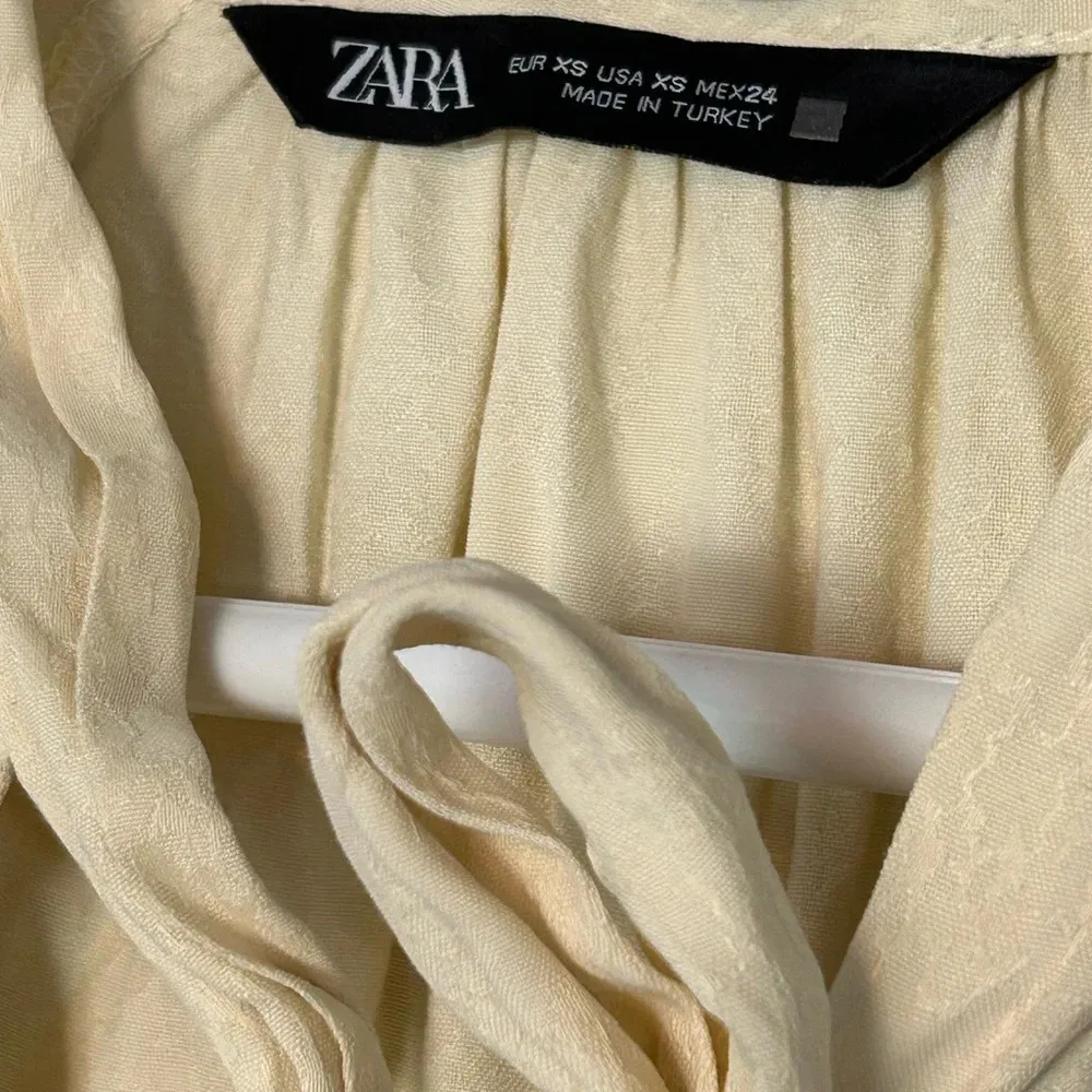 Zara jacquard ivory bow smocked sleeve and waist top sz XS - Image 4