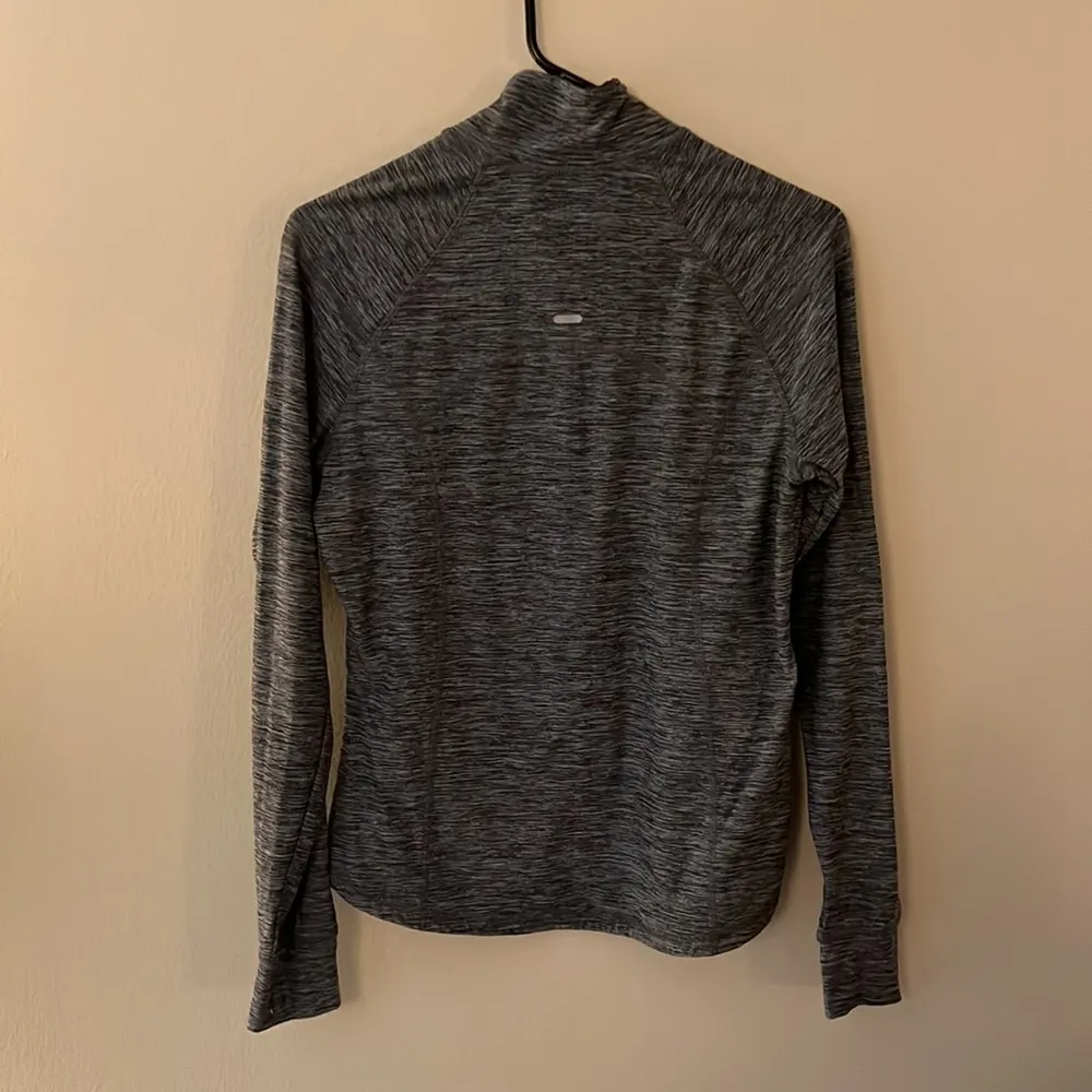 Old Navy Active Semi-Fitted Long Sleeve Pullover - Image 4