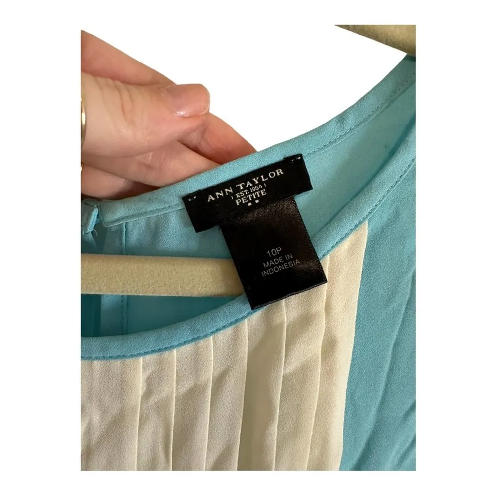 Ann Taylor Blue and White Pleated Sleeveless Blouse Size 10 Petite - Image 3