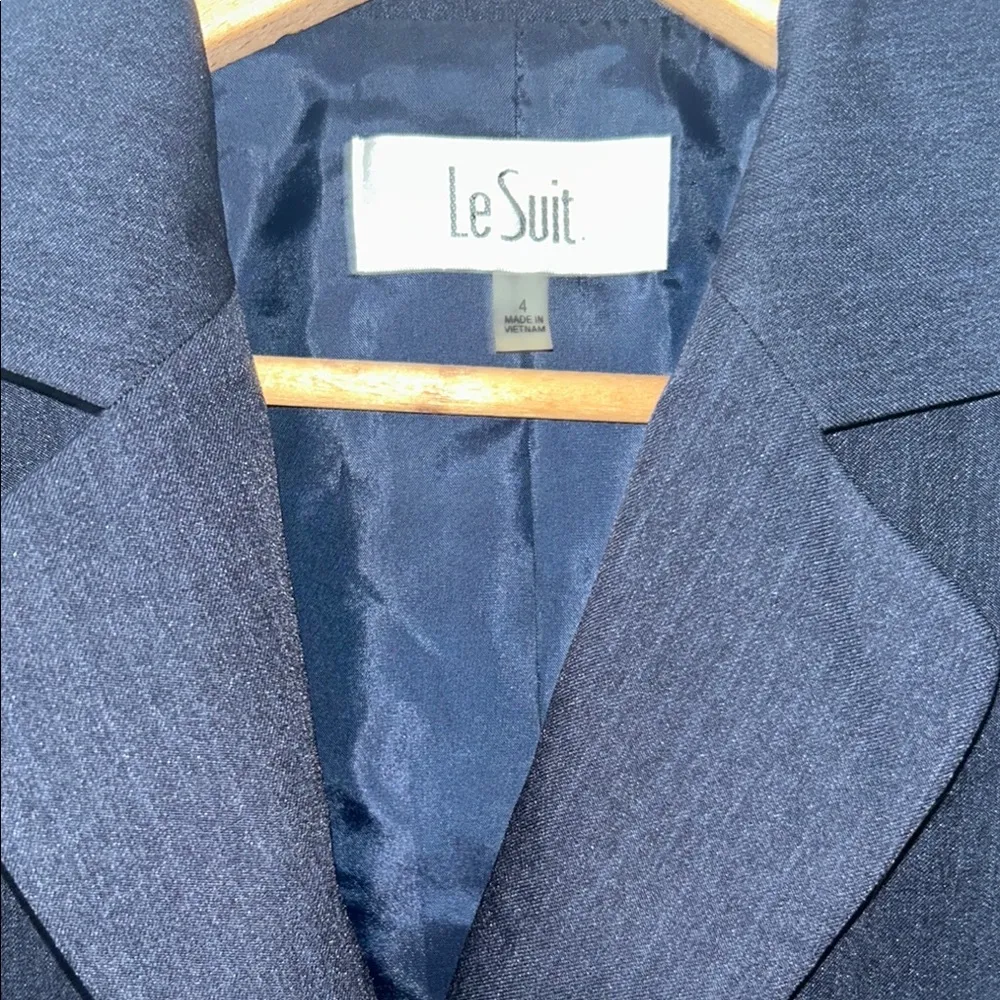 Le Suit Women's Navy Blazer size 4 GUC - Image 2