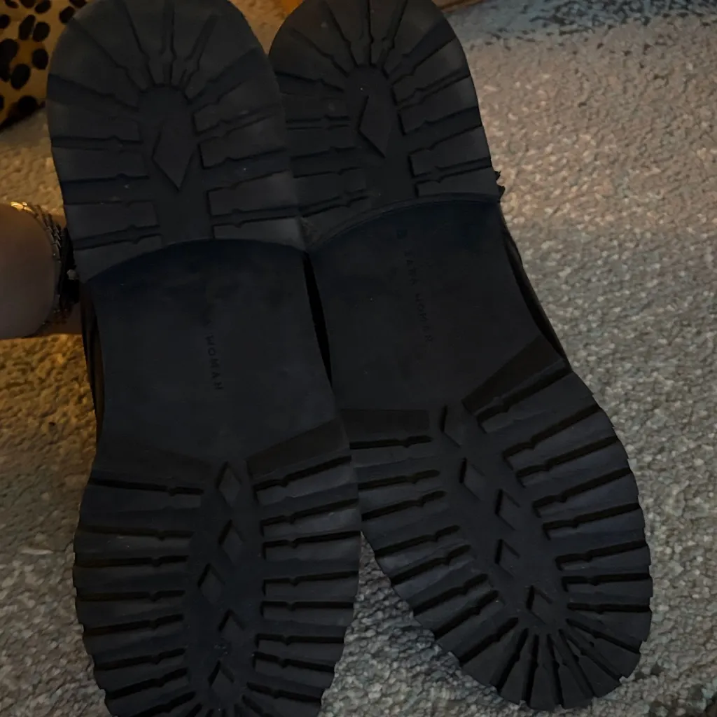 Zara Black Ankle Boots with Chain Accents - Image 12