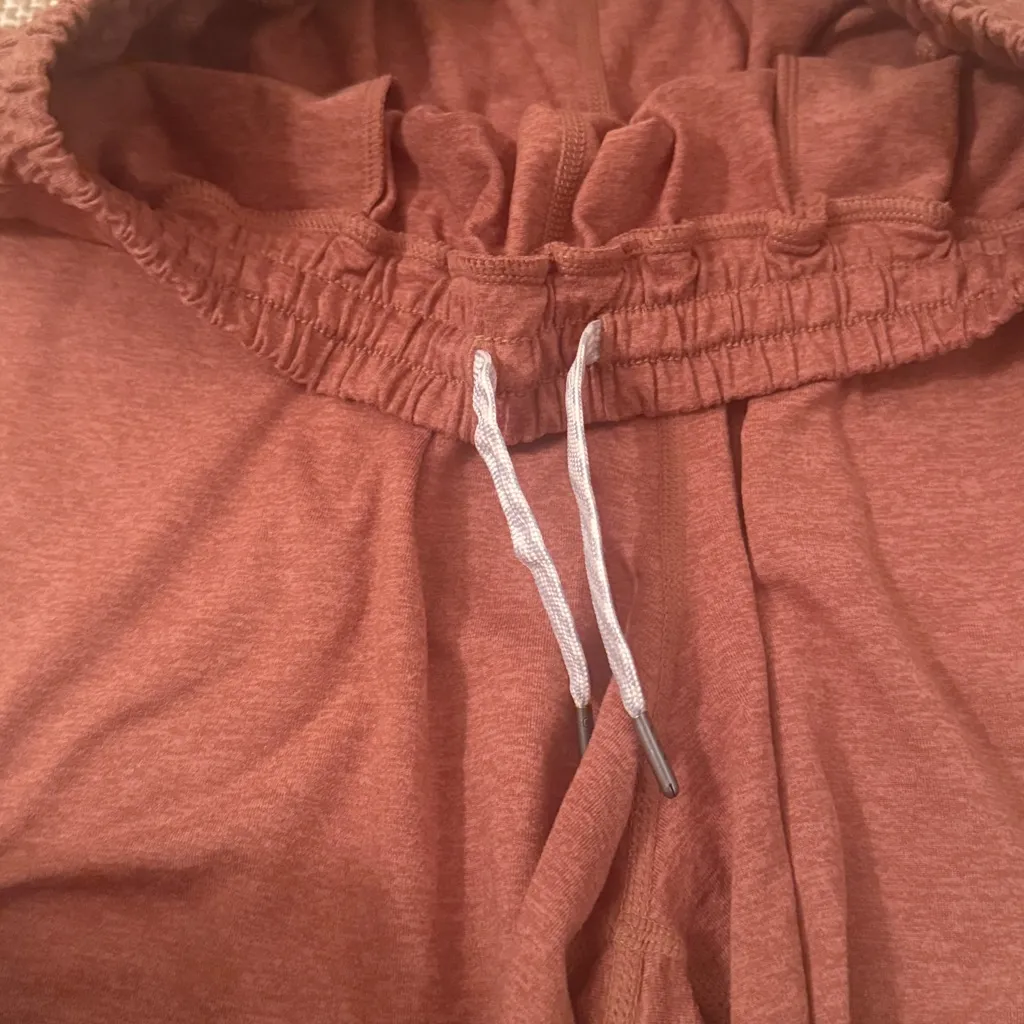 Vuori Women's DreamKnit™ Boyfriend Shorts Heather Cedar Brown XS - Image 6