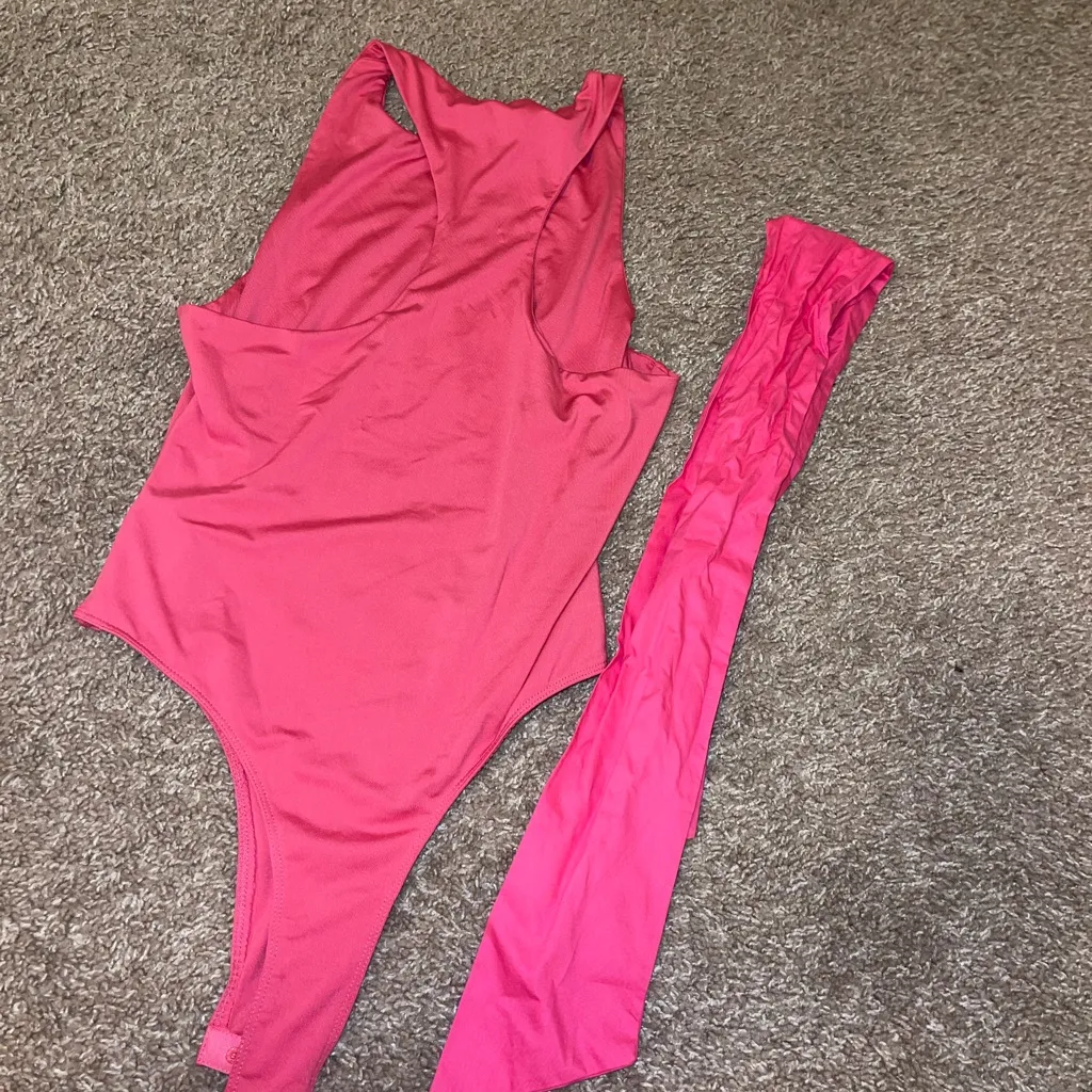 TCEC  Vibrant Pink Sleeveless Bodysuit with Removable Bow (Never Worn!) - Image 6
