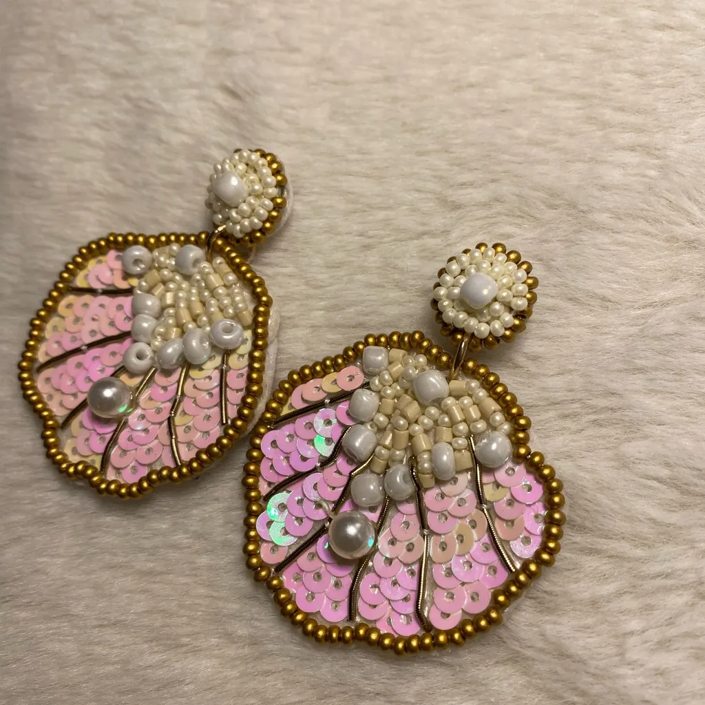 Pink Beaded Sequin Clamshell & Pearl Dangle Earrings EUC 2in - Image 4