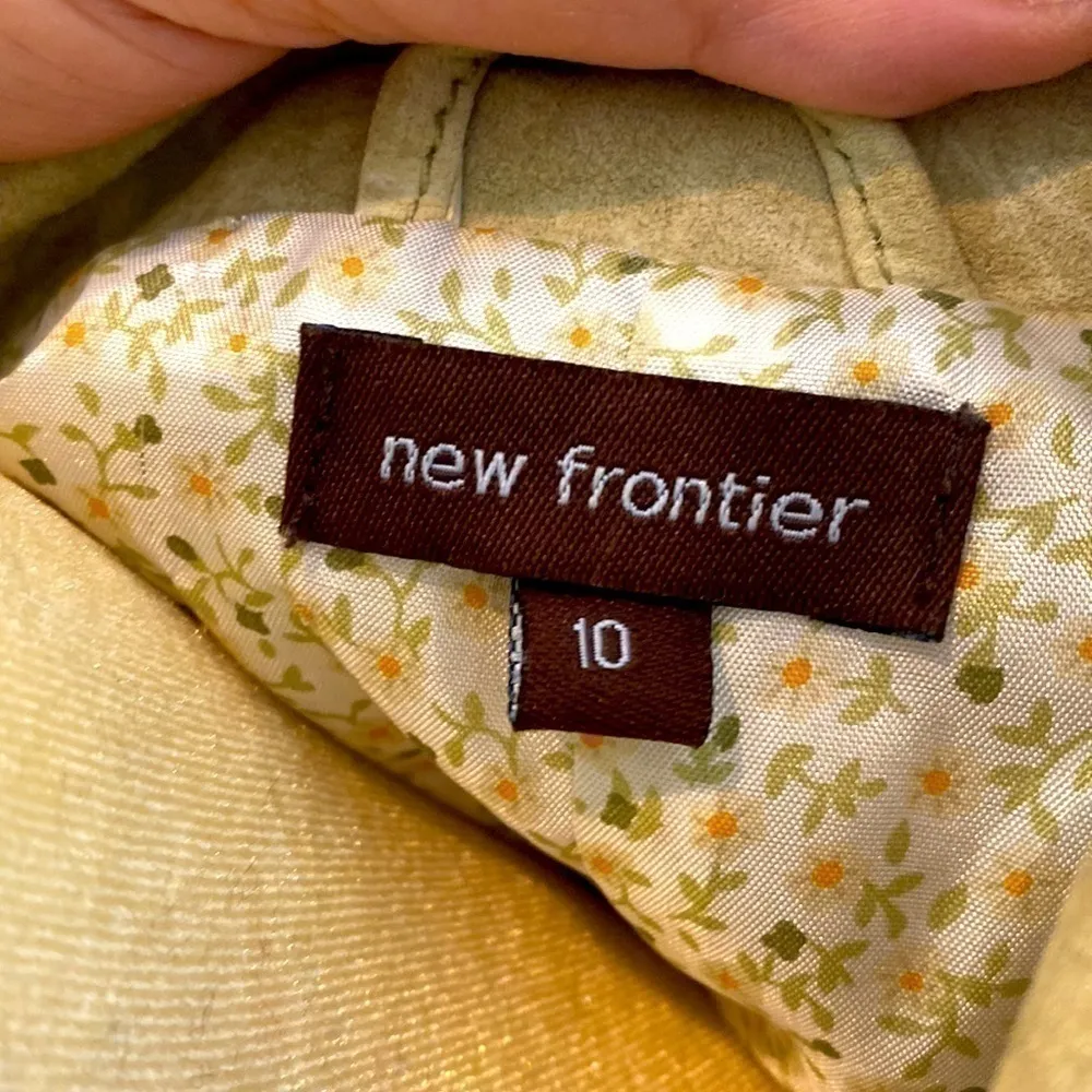 New Frontier sage green 💯 suede jacket/ blazer. Floral lining. Size 10. NWOT. - Image 10