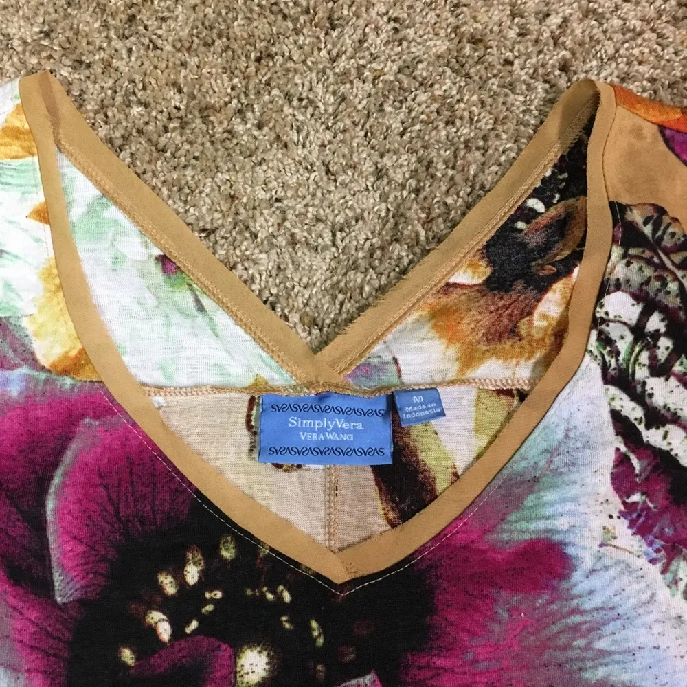 Simply Vera Floral V-neck shirt size Medium - Image 3