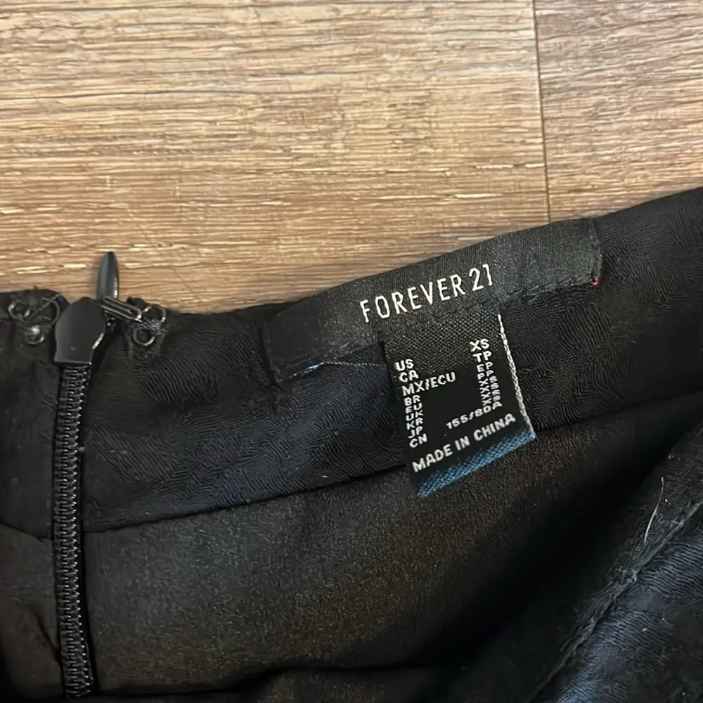 Forever 21 Black Mini Skirt with Pattern - Image 5