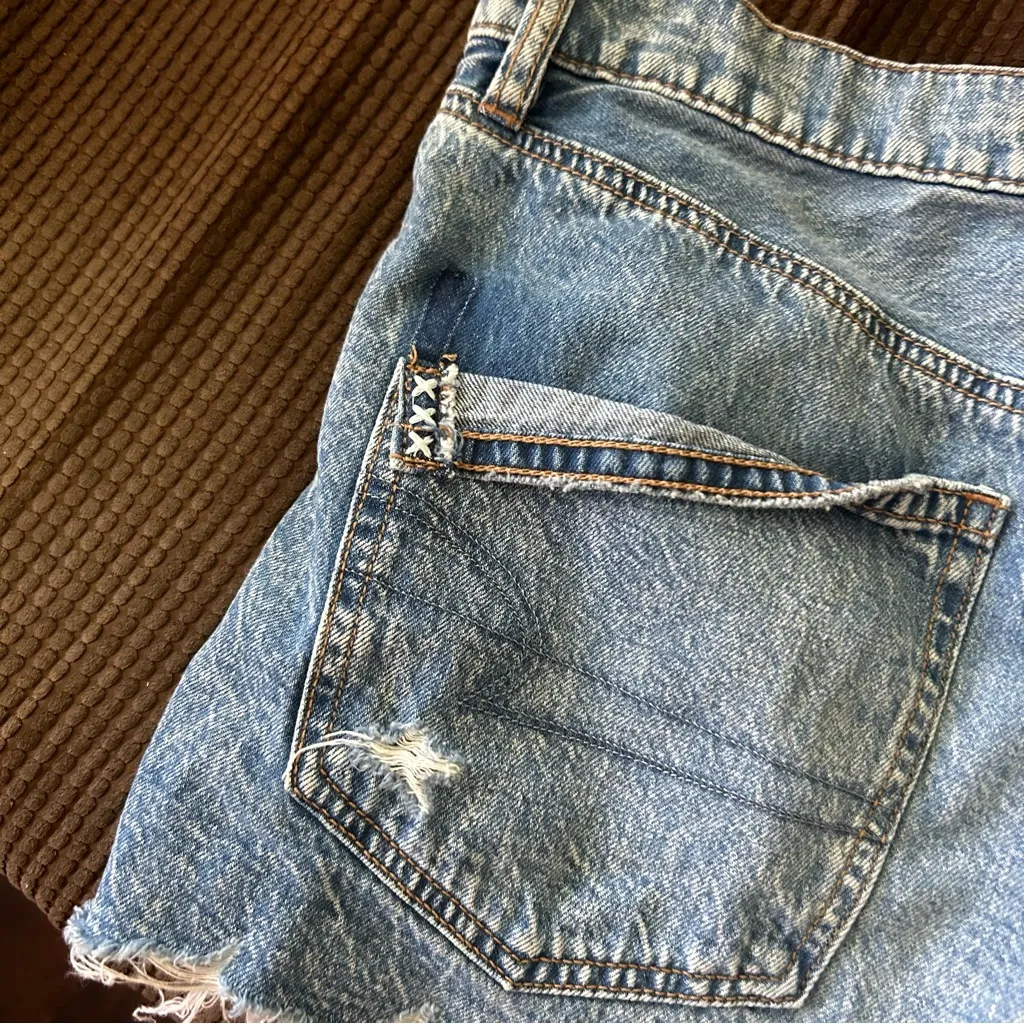 American Eagle 90s Boyfriend Denim Shorts - Image 7