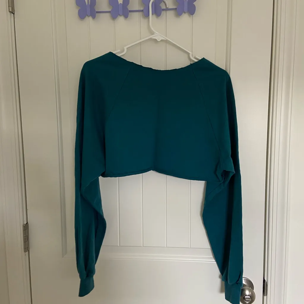 EUC |‎ Women’s cropped off shoulder long sleeve car decal top medium Blue - Image 6