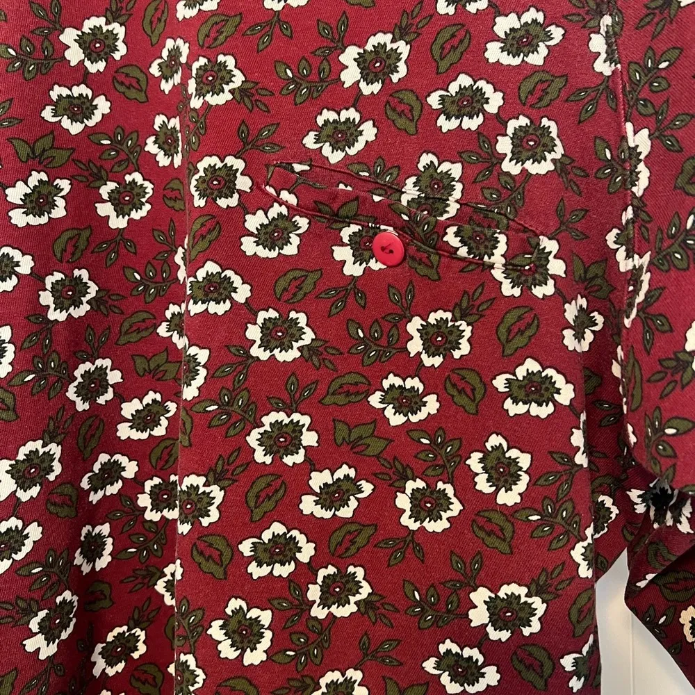 Red and White Fitted 3/4 Sleeve Shirt Size M - Image 2